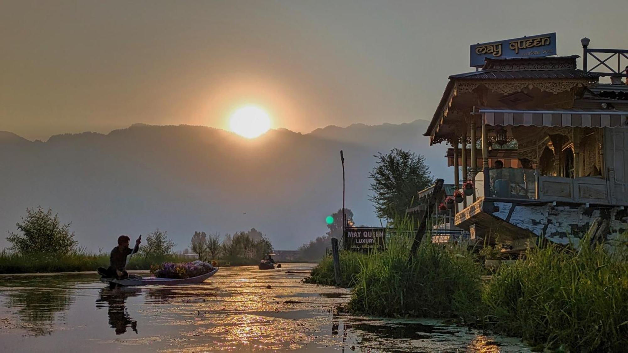 White House Group Of Houseboats Hotell Srīnagar Exteriör bild
