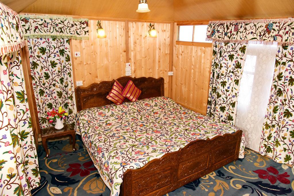 White House Group Of Houseboats Hotell Srīnagar Exteriör bild