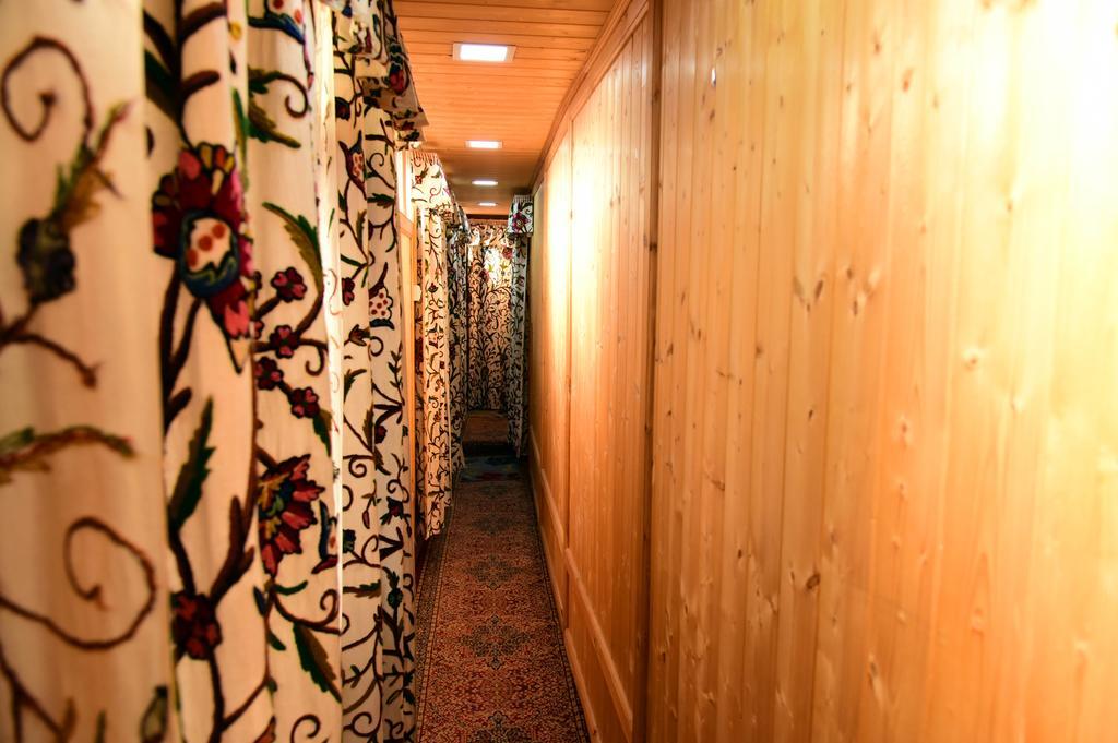 White House Group Of Houseboats Hotell Srīnagar Exteriör bild
