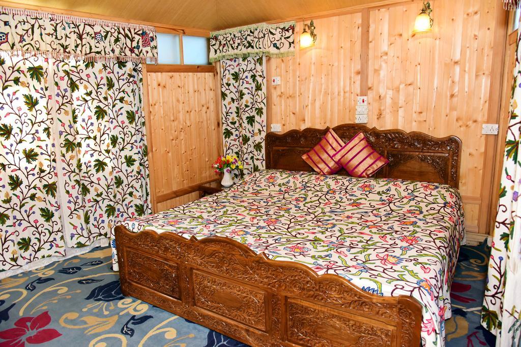 White House Group Of Houseboats Hotell Srīnagar Exteriör bild